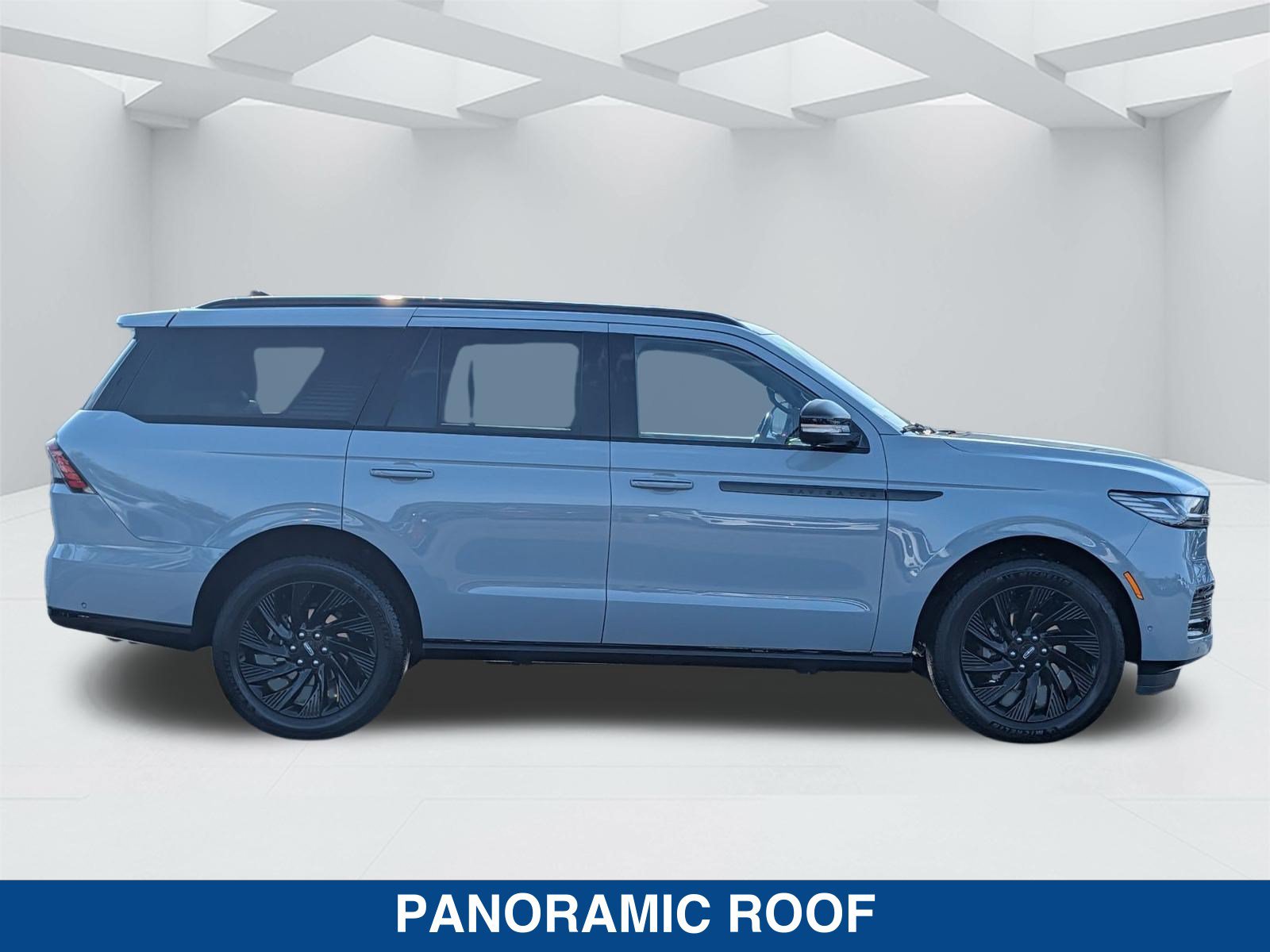 Used 2025 Lincoln Navigator Reserve w/ Jet Appearance Package AWD/4WD image 4