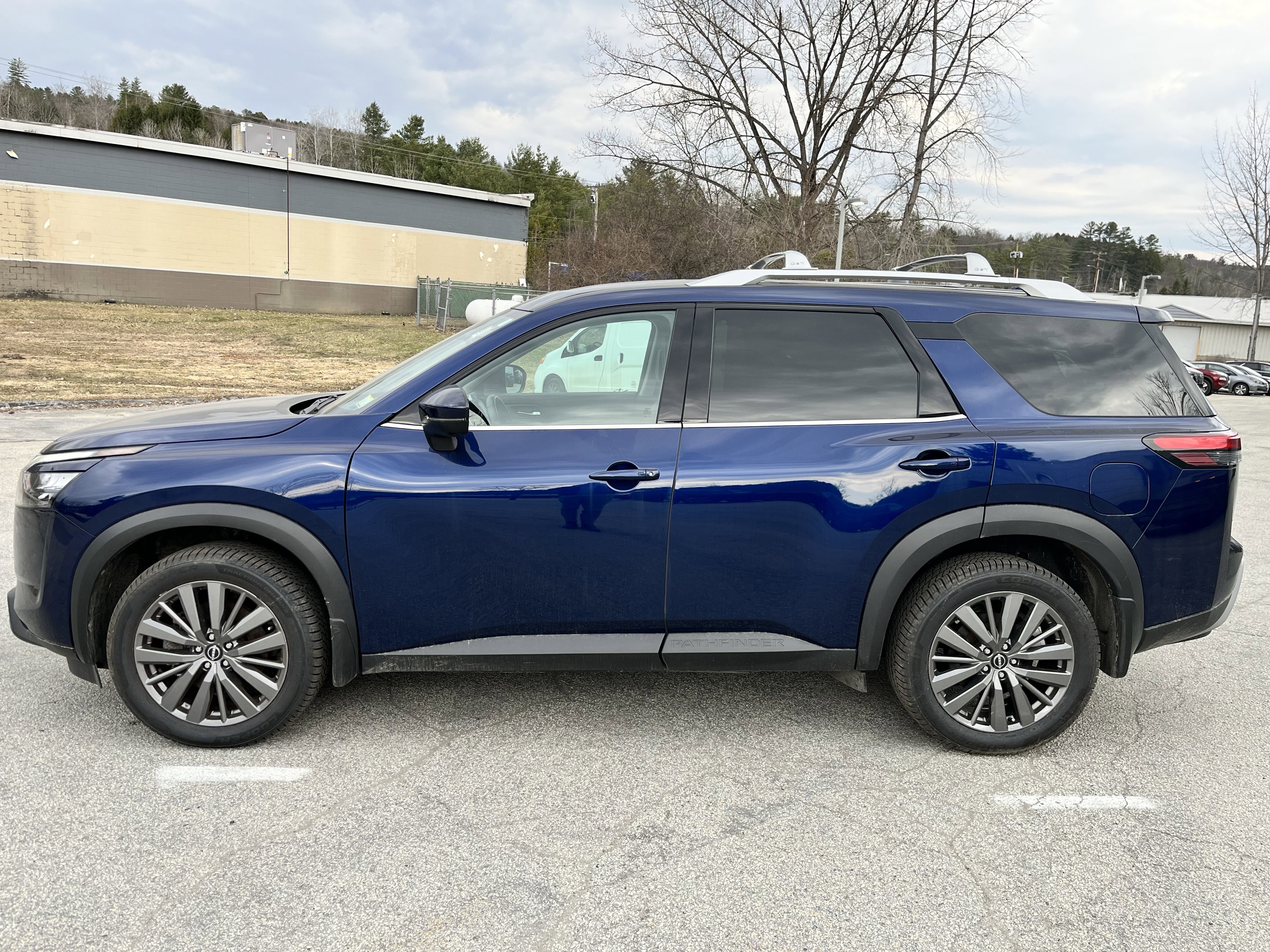 Used 2025 Nissan Pathfinder SL w/ SL Premium Package image 4