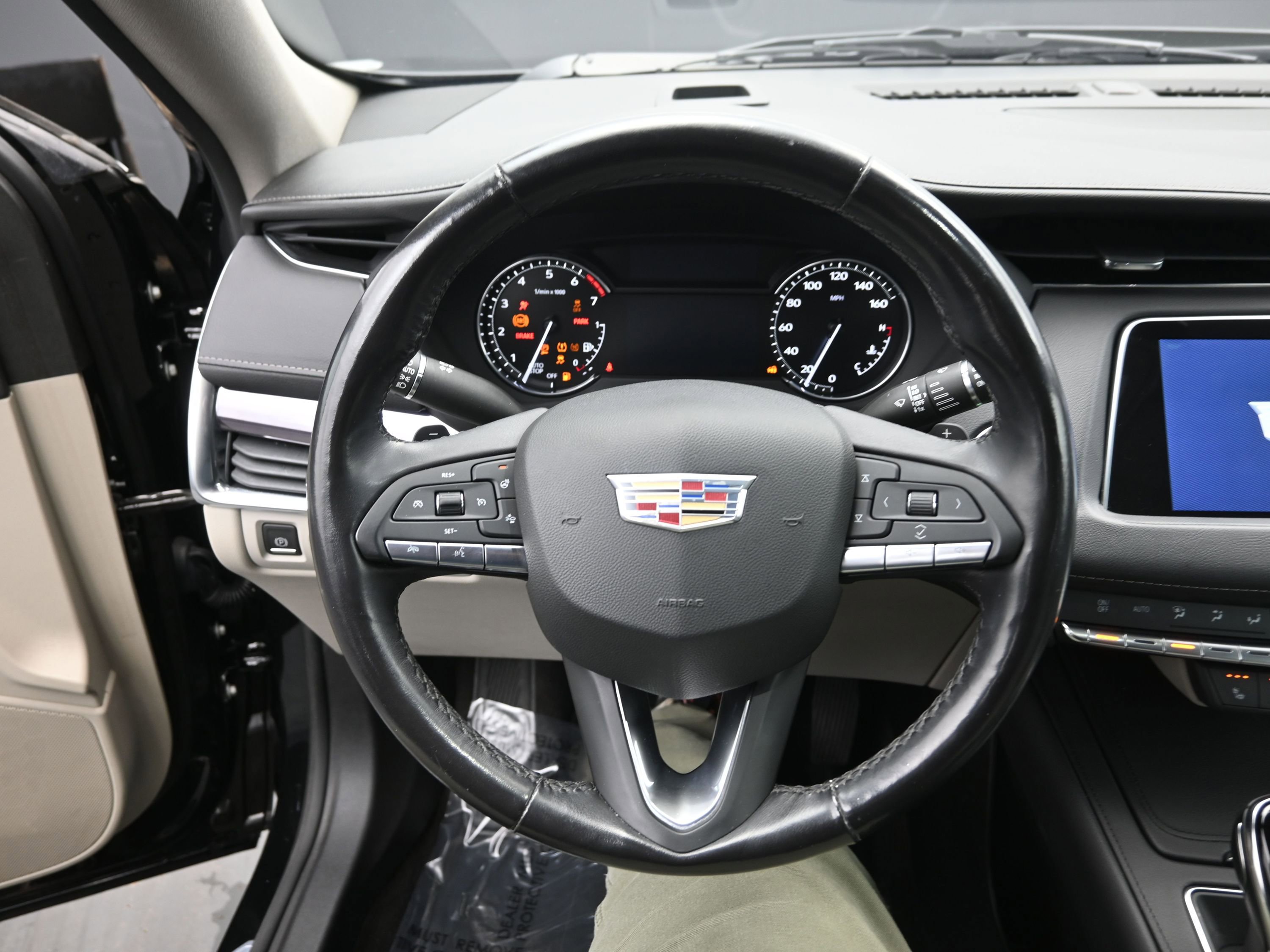 Used 2023 Cadillac XT4 Luxury w/ Cold Weather Package image 16