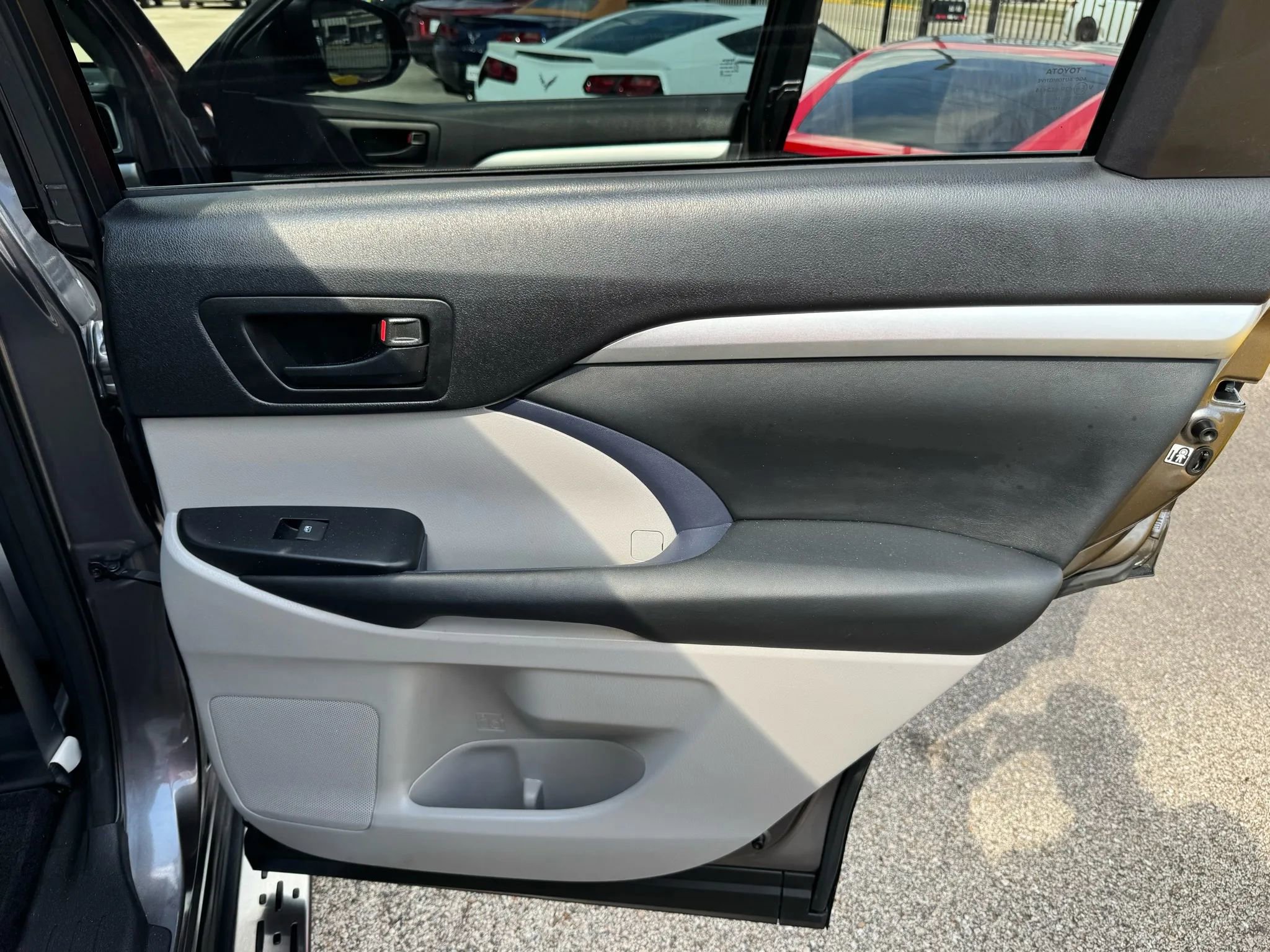 Used 2015 Toyota Highlander LE image 21