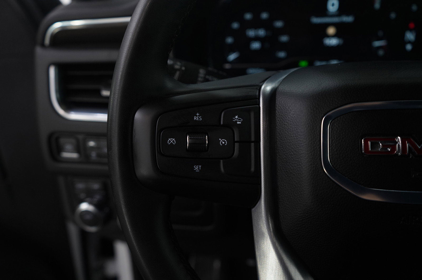 Used 2024 GMC Yukon XL SLE image 19