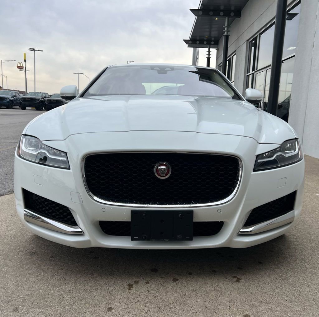 Used 2019 Jaguar XF Premium image 3