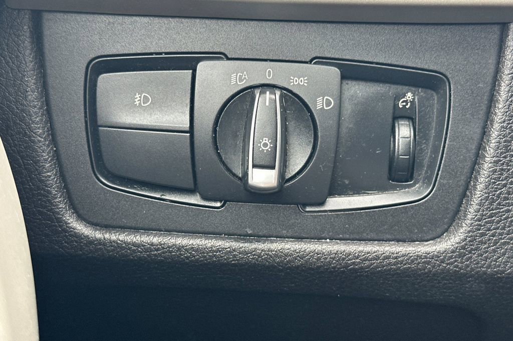 Used 2018 BMW 320i Sedan image 26