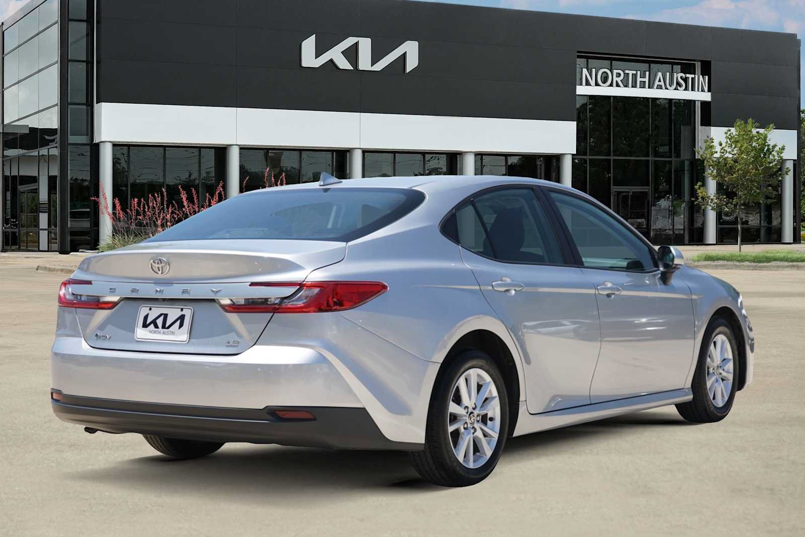 Used 2025 Toyota Camry LE FWD image 5