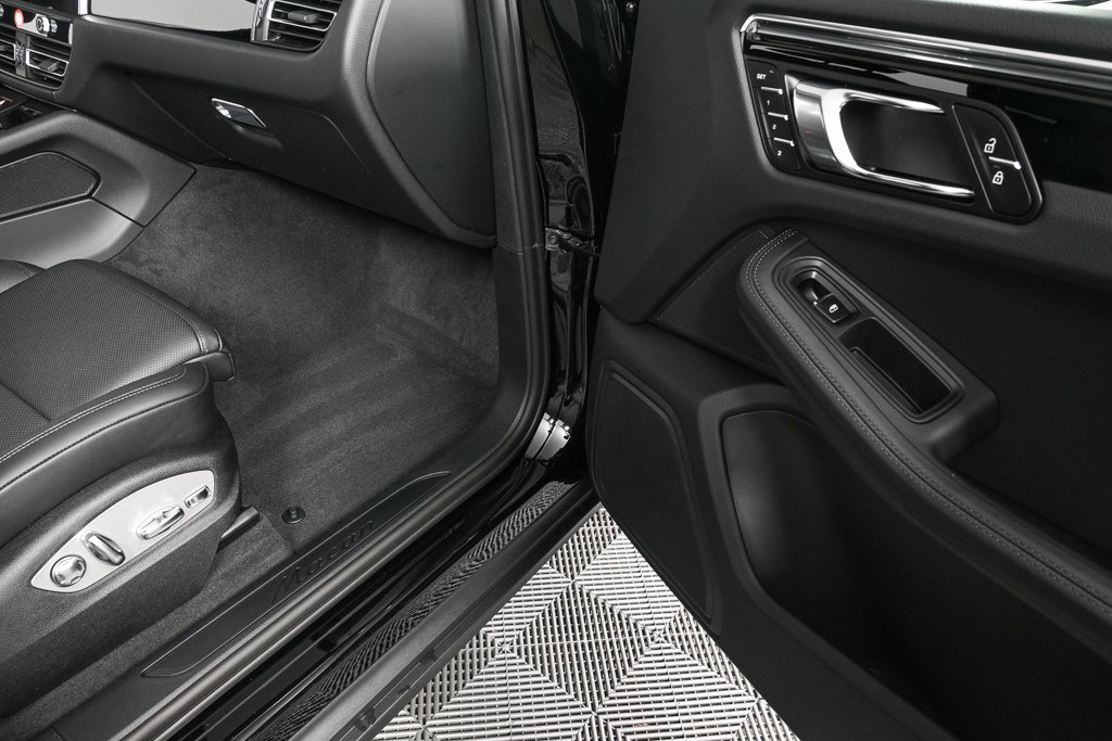 Certified 2025 Porsche Macan image 25