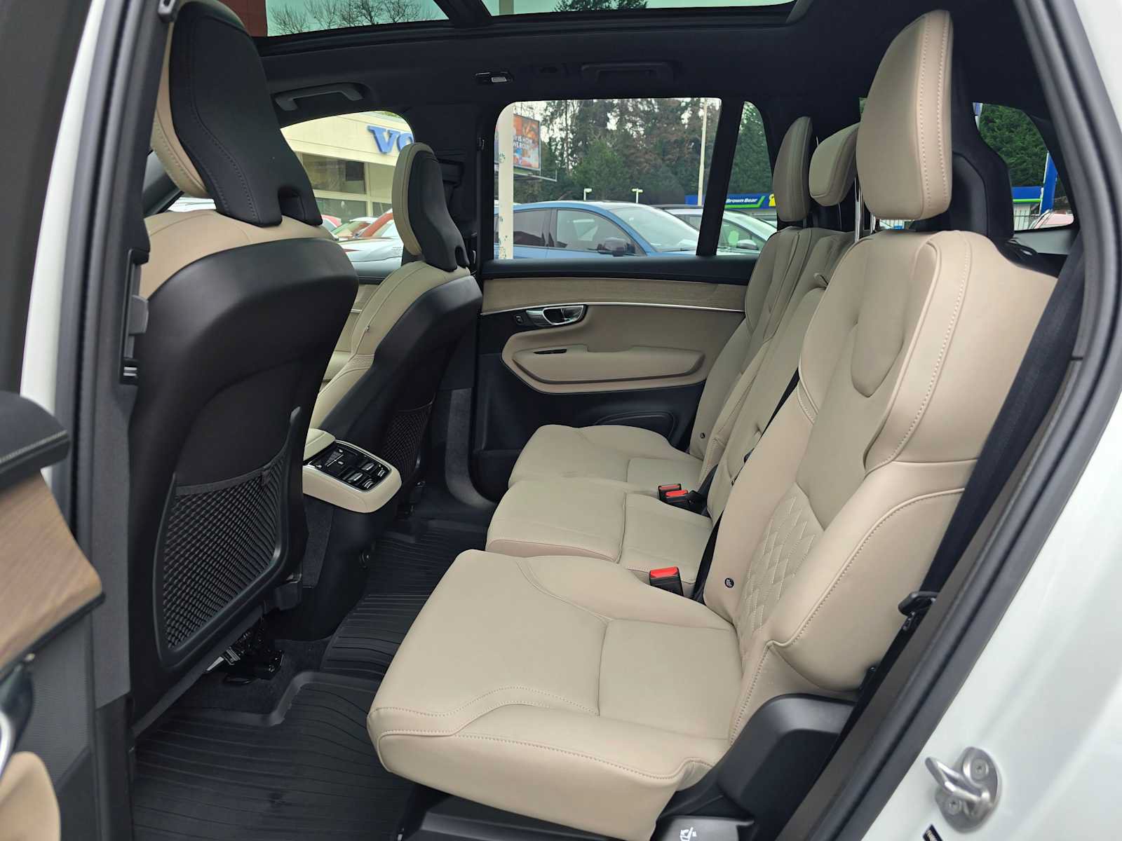 New 2026 Volvo XC90 B6 Plus w/ Protection Package Premier AWD/4WD image 18