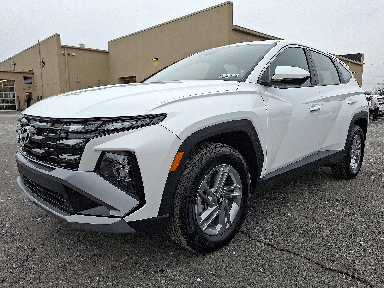 Used 2025 Hyundai Tucson SE AWD/4WD image 3