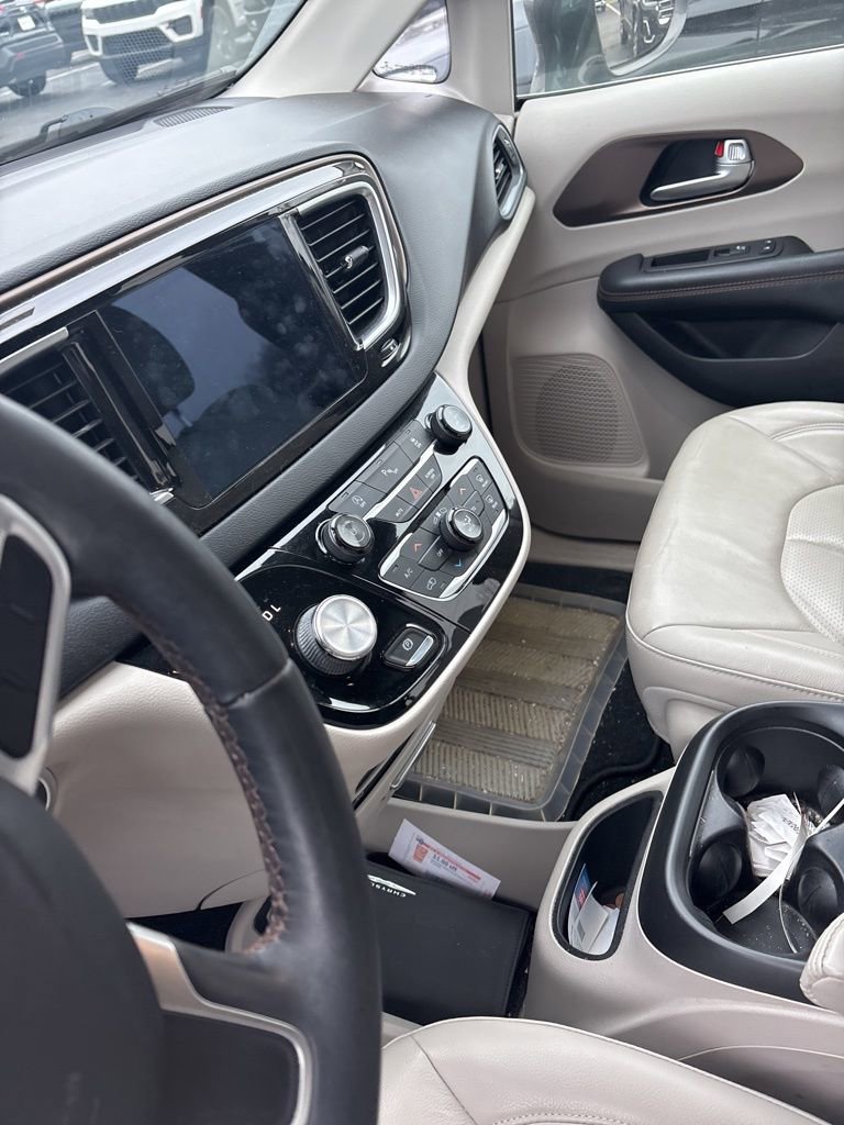 Certified 2018 Chrysler Pacifica Touring-L Plus image 3