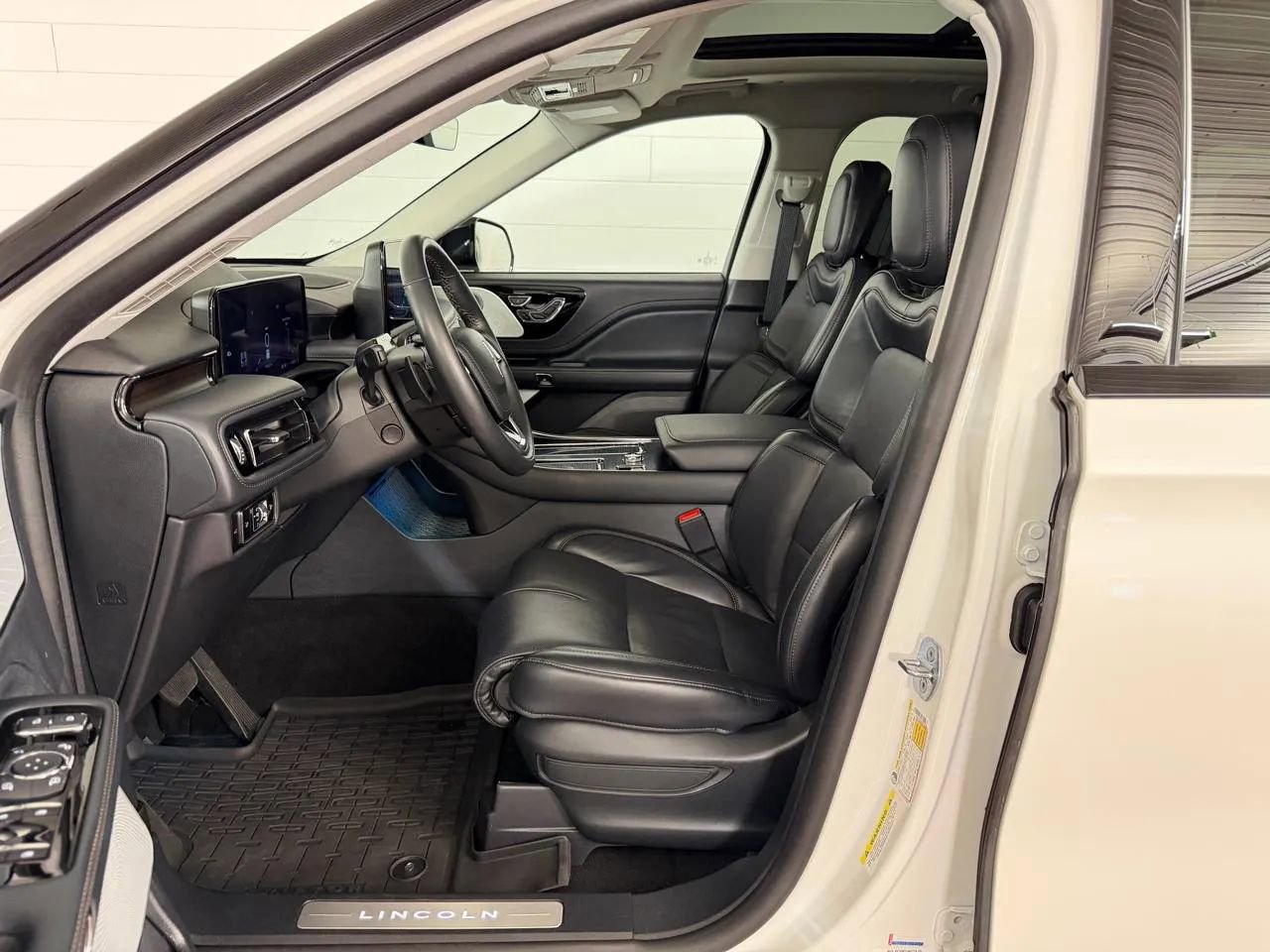 Used 2025 Lincoln Aviator Reserve w/ Equipment Group 201A AWD/4WD image 12