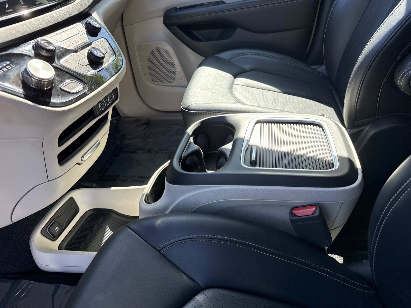 Used 2024 Chrysler Pacifica Touring-L FWD image 21