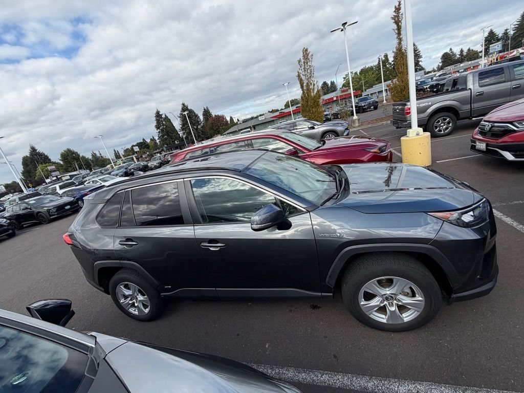 Used 2020 Toyota RAV4 LE w/ Carpet Mat Package AWD/4WD image 7