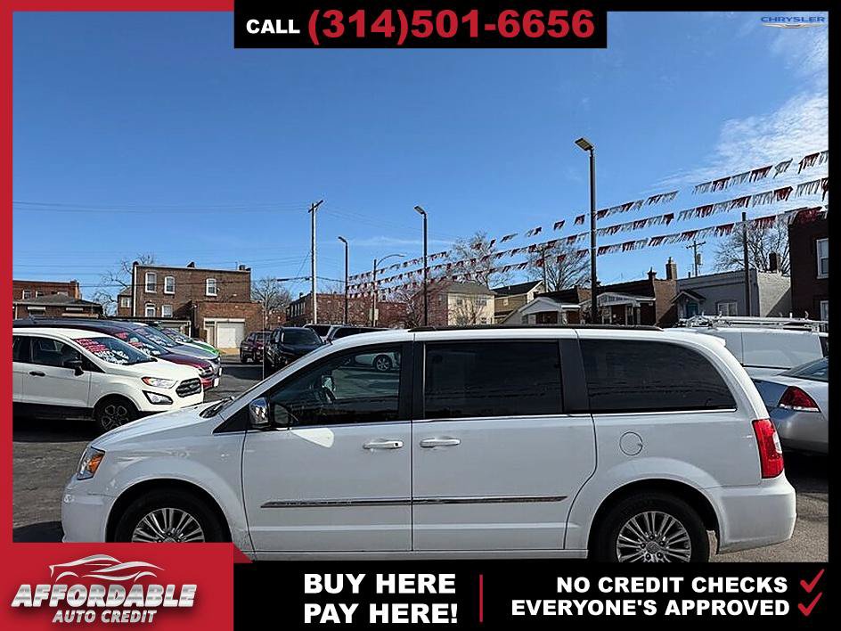 Used 2015 Chrysler Town & Country Touring-L FWD image 3