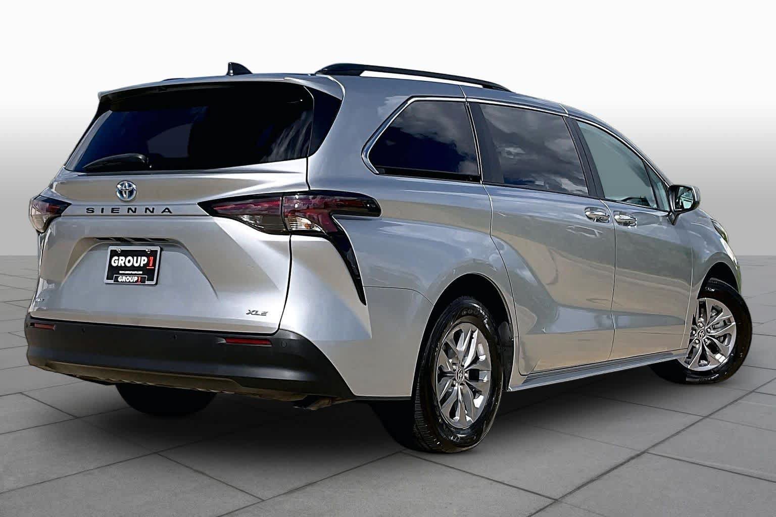 Used 2025 Toyota Sienna XLE FWD image 11
