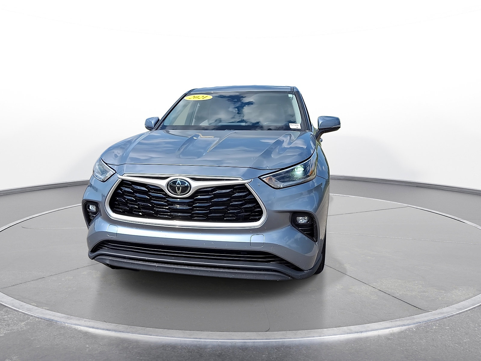 Used 2021 Toyota Highlander LE AWD/4WD image 3