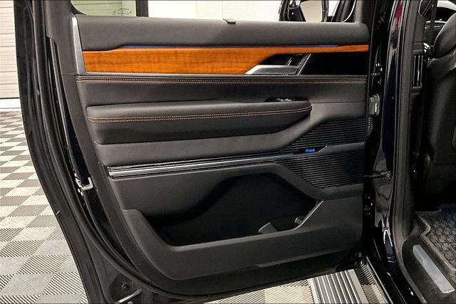 Used 2025 Jeep Grand Wagoneer L Series III w/ Rear-Seat Entertainment Group AWD/4WD image 22