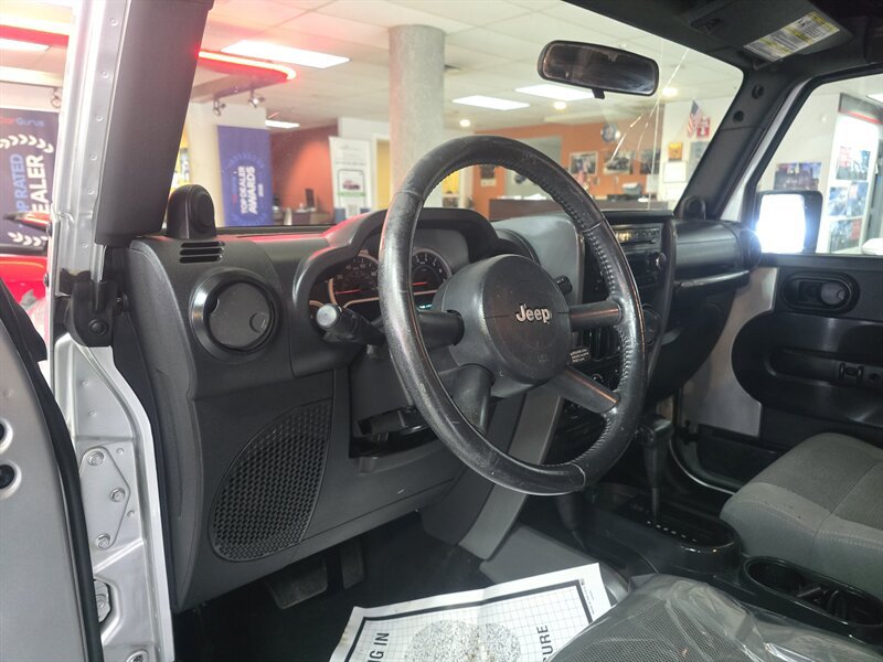 Used 2007 Jeep Wrangler Unlimited Sahara AWD/4WD image 8
