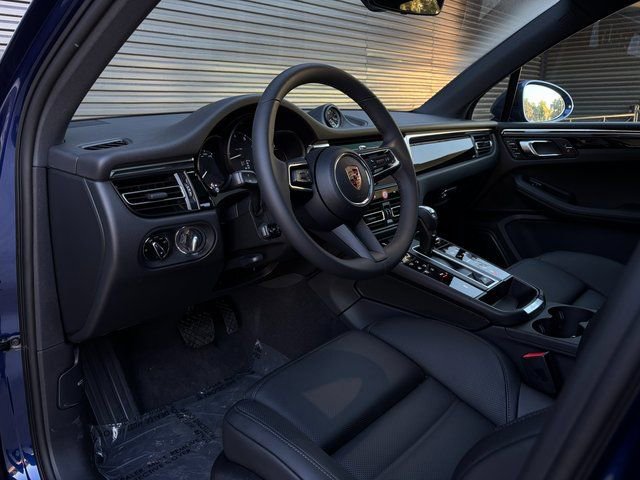 Certified 2026 Porsche Macan AWD/4WD image 4