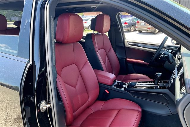 Used 2025 Porsche Macan AWD/4WD image 29