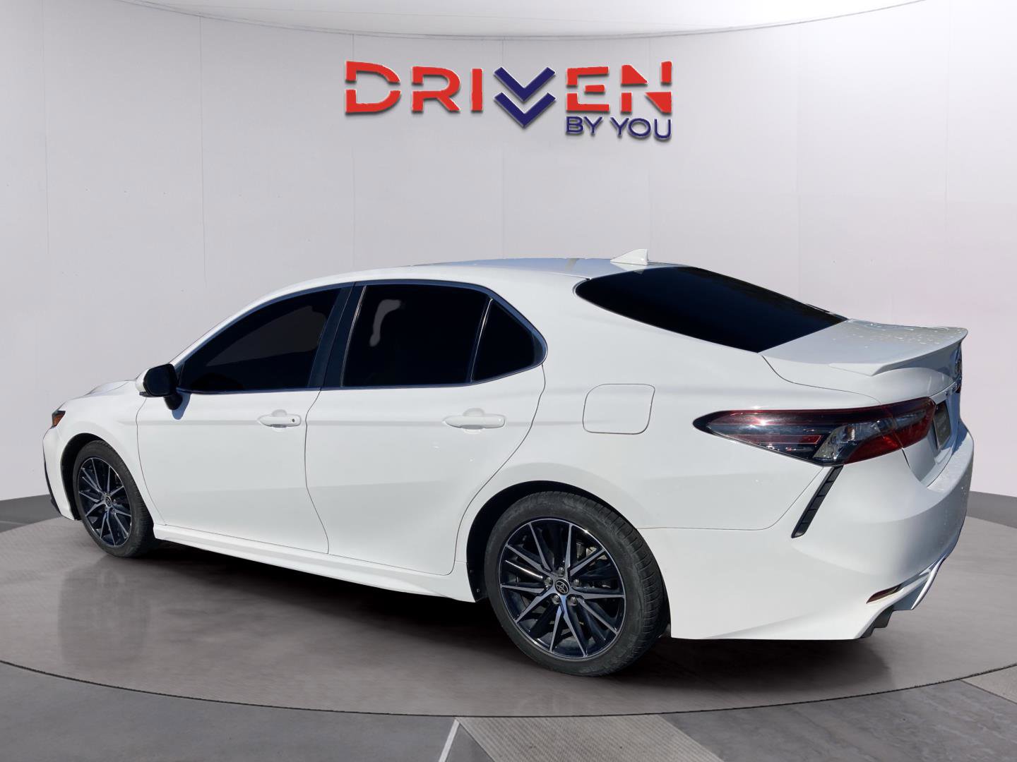 Used 2022 Toyota Camry SE image 4