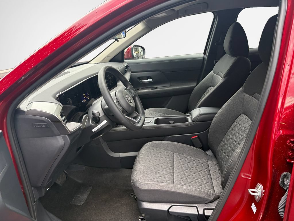 Used 2025 Nissan Kicks SV AWD/4WD image 12