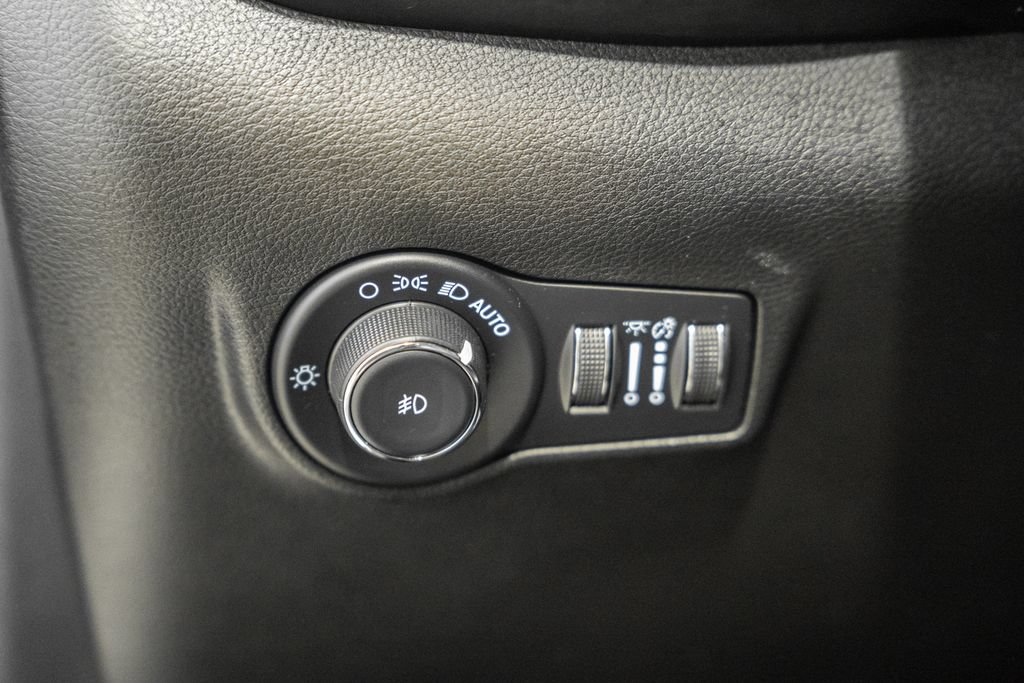Certified 2023 Jeep Compass Latitude AWD/4WD image 41