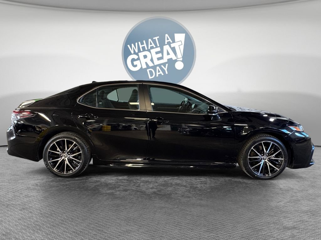 Used 2022 Toyota Camry SE w/ Cold Weather Package FWD image 2
