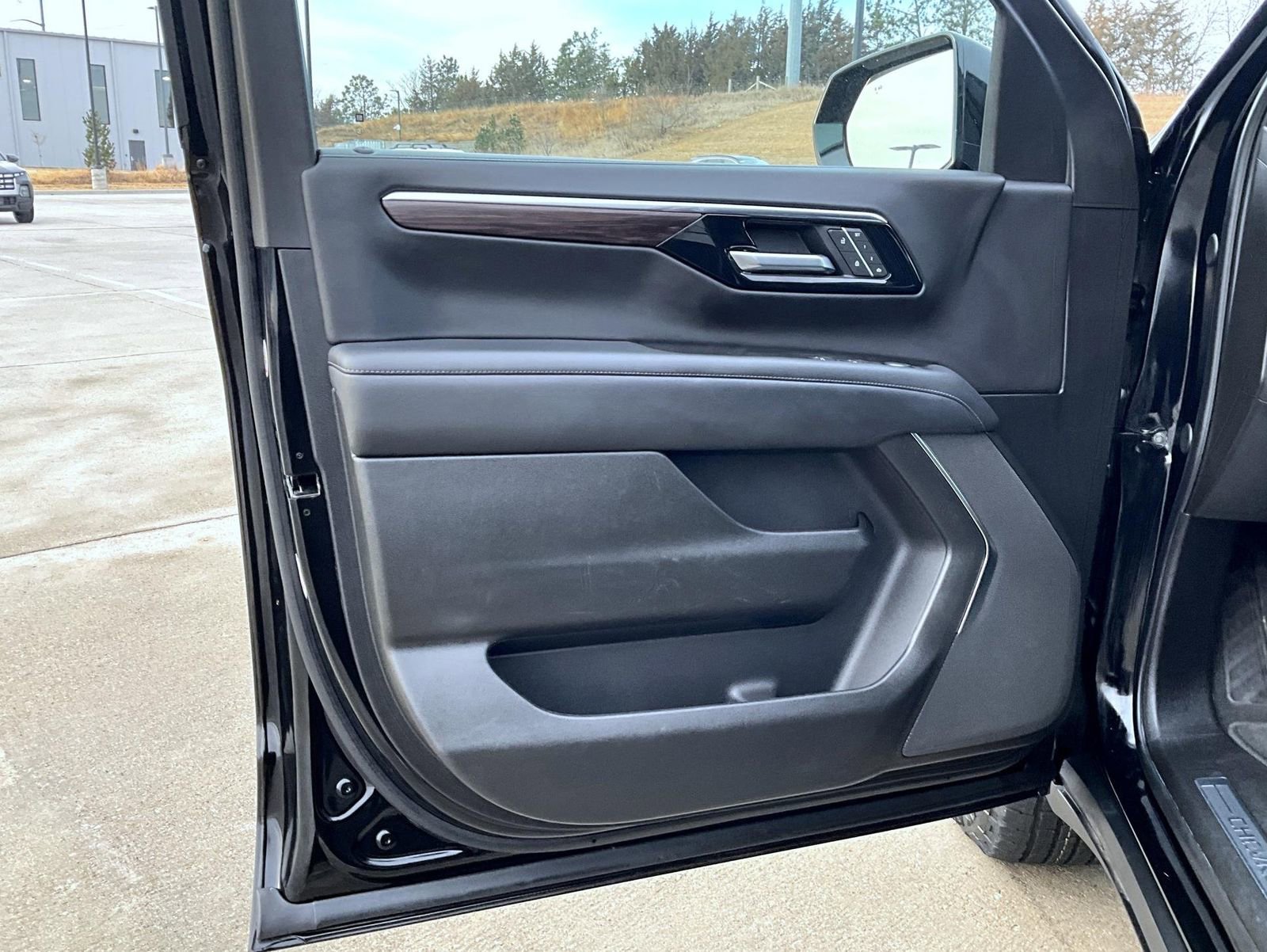 Used 2025 Chevrolet Suburban Z71 image 9