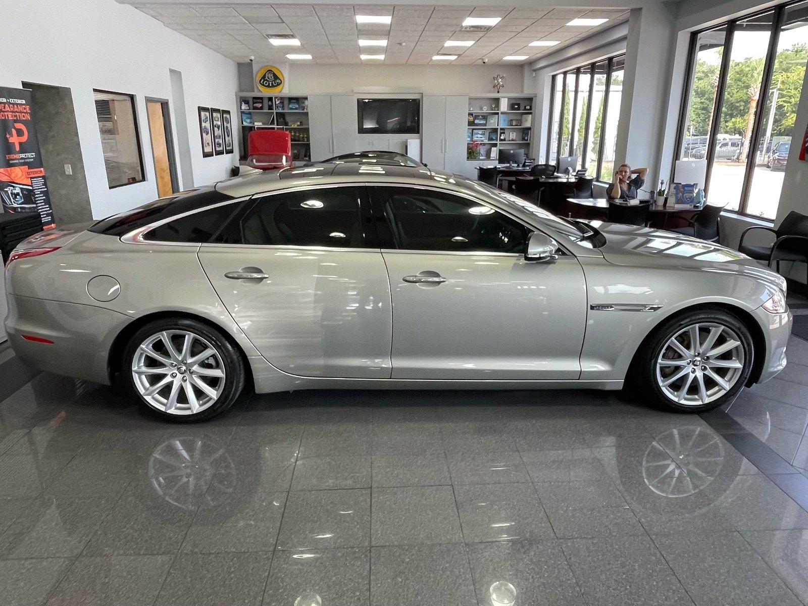 Used 2013 Jaguar XJ RWD image 6