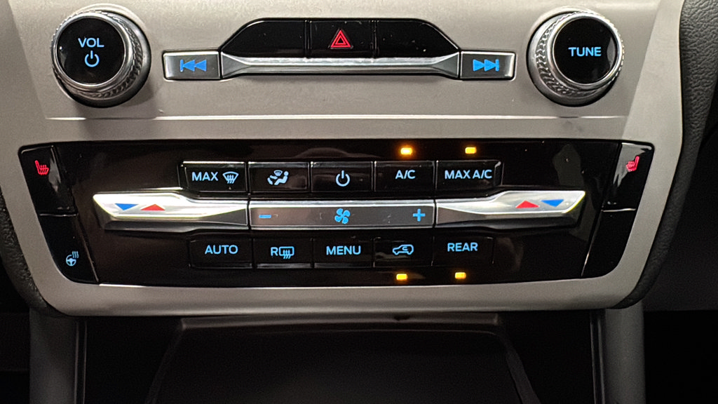 Used 2023 Ford Explorer XLT w/ Equipment Group 202A AWD/4WD image 18