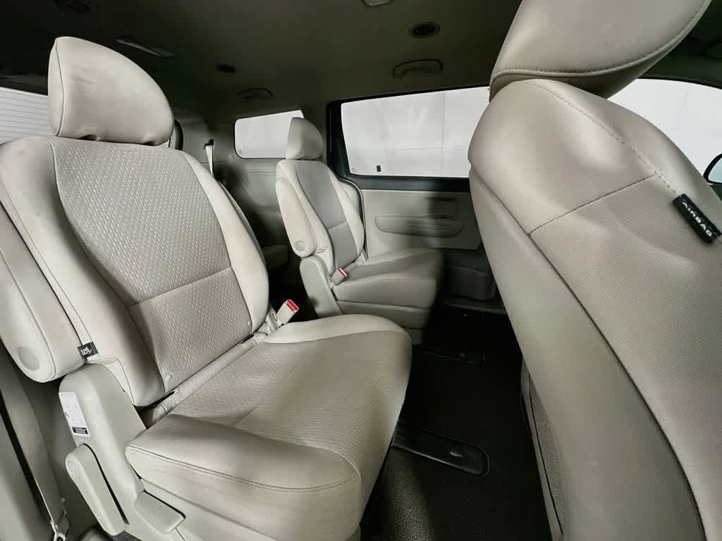 Used 2018 Kia Sedona L FWD image 31