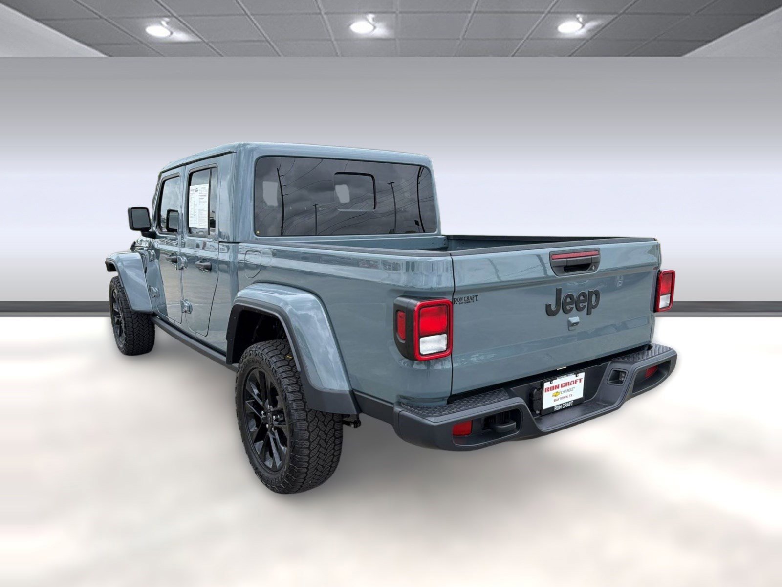 Used 2025 Jeep Gladiator Sport image 3