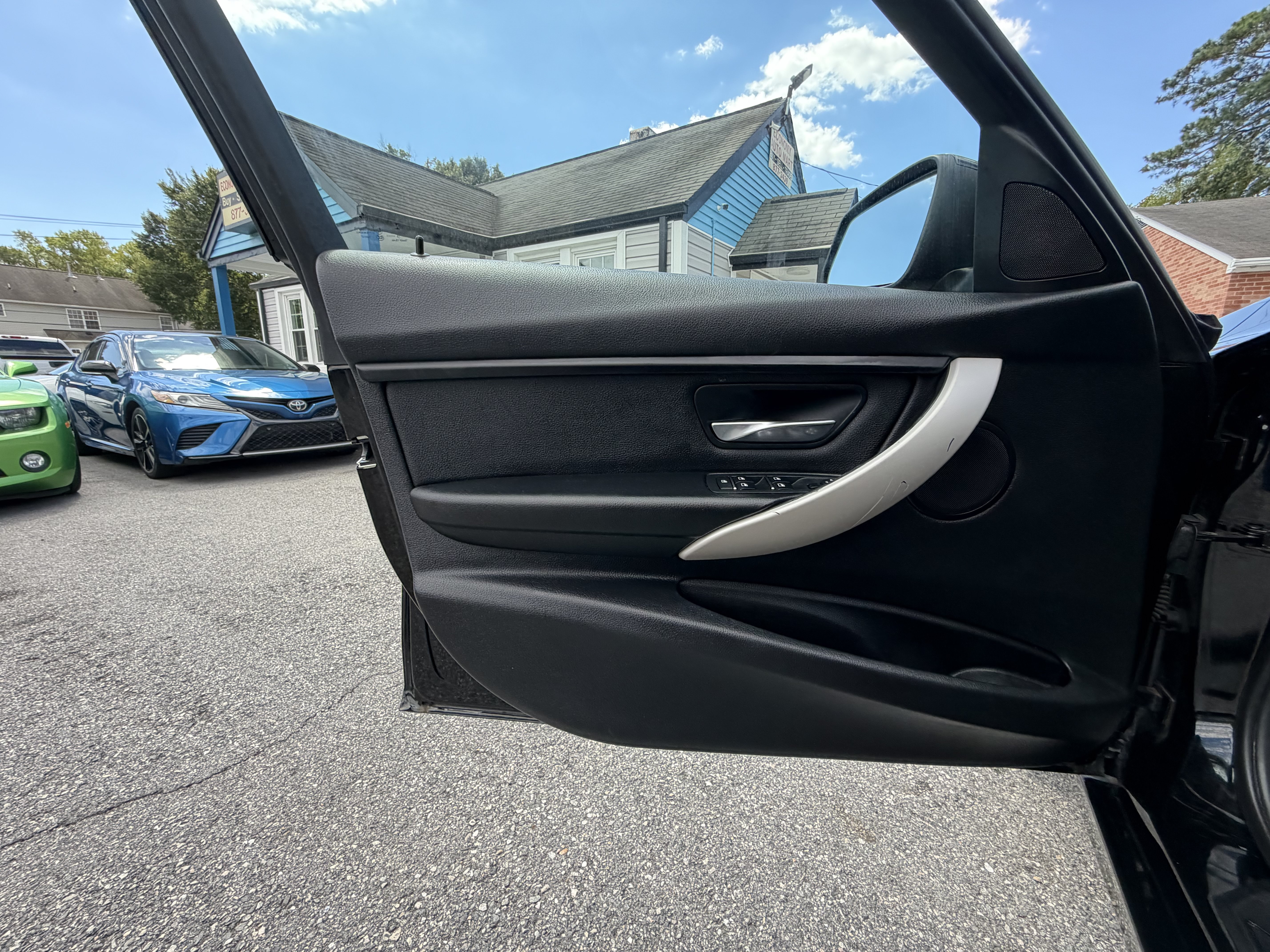 Used 2016 BMW 320i Sedan RWD image 11