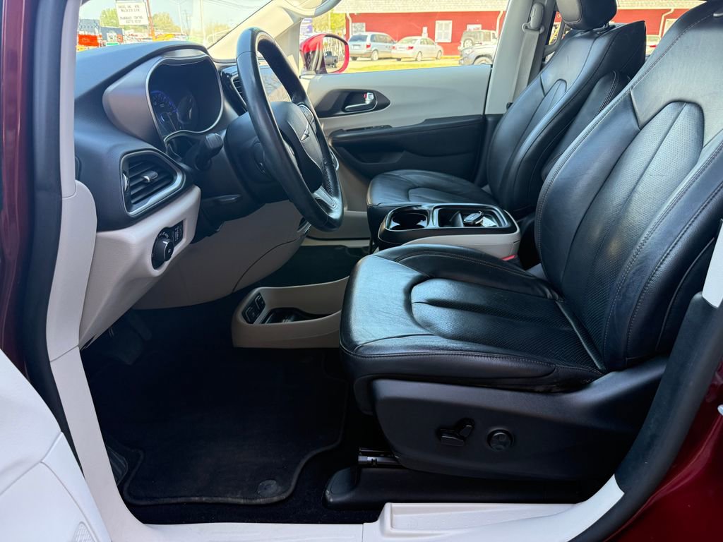 Used 2020 Chrysler Pacifica Touring-L w/ Advanced Safetytec Group image 14