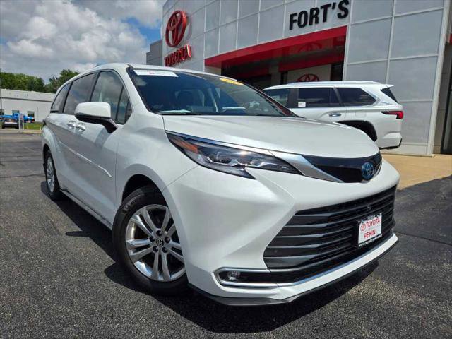 Certified 2022 Toyota Sienna Platinum image 1