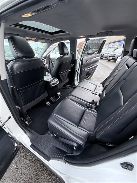 Used 2019 Toyota Highlander XLE AWD/4WD image 30