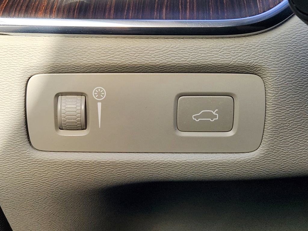 Used 2022 Volvo XC60 B5 Momentum AWD/4WD image 11