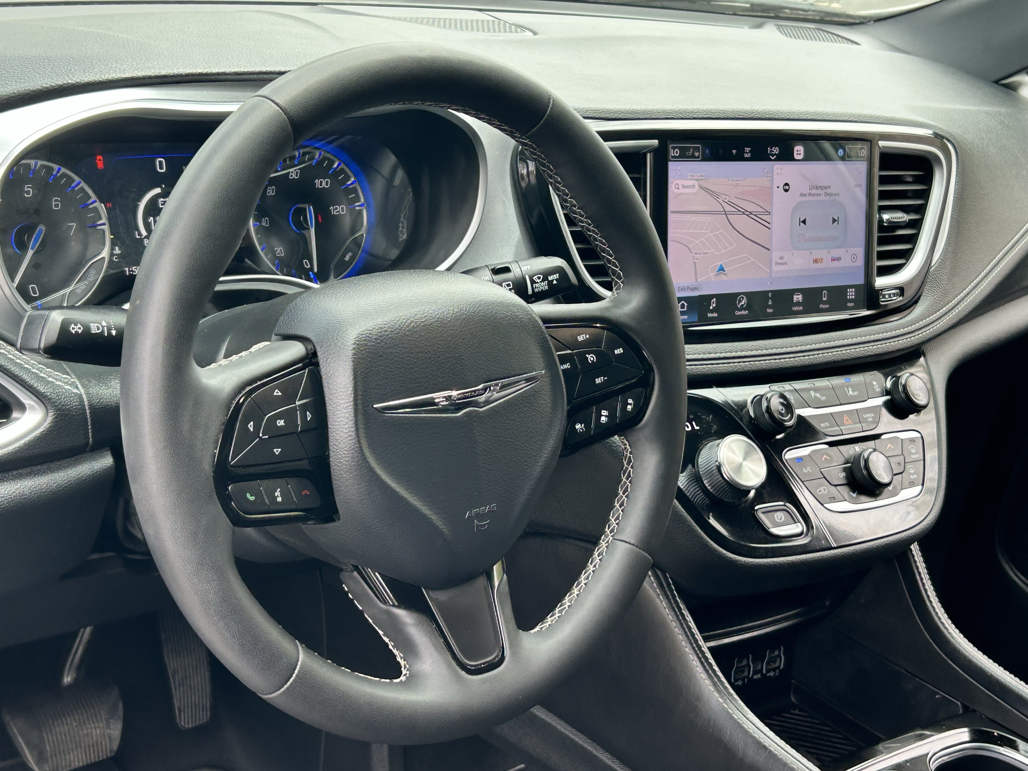 Used 2025 Chrysler Pacifica Limited FWD image 28