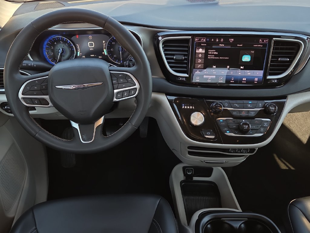 Used 2023 Chrysler Pacifica Touring-L FWD image 11