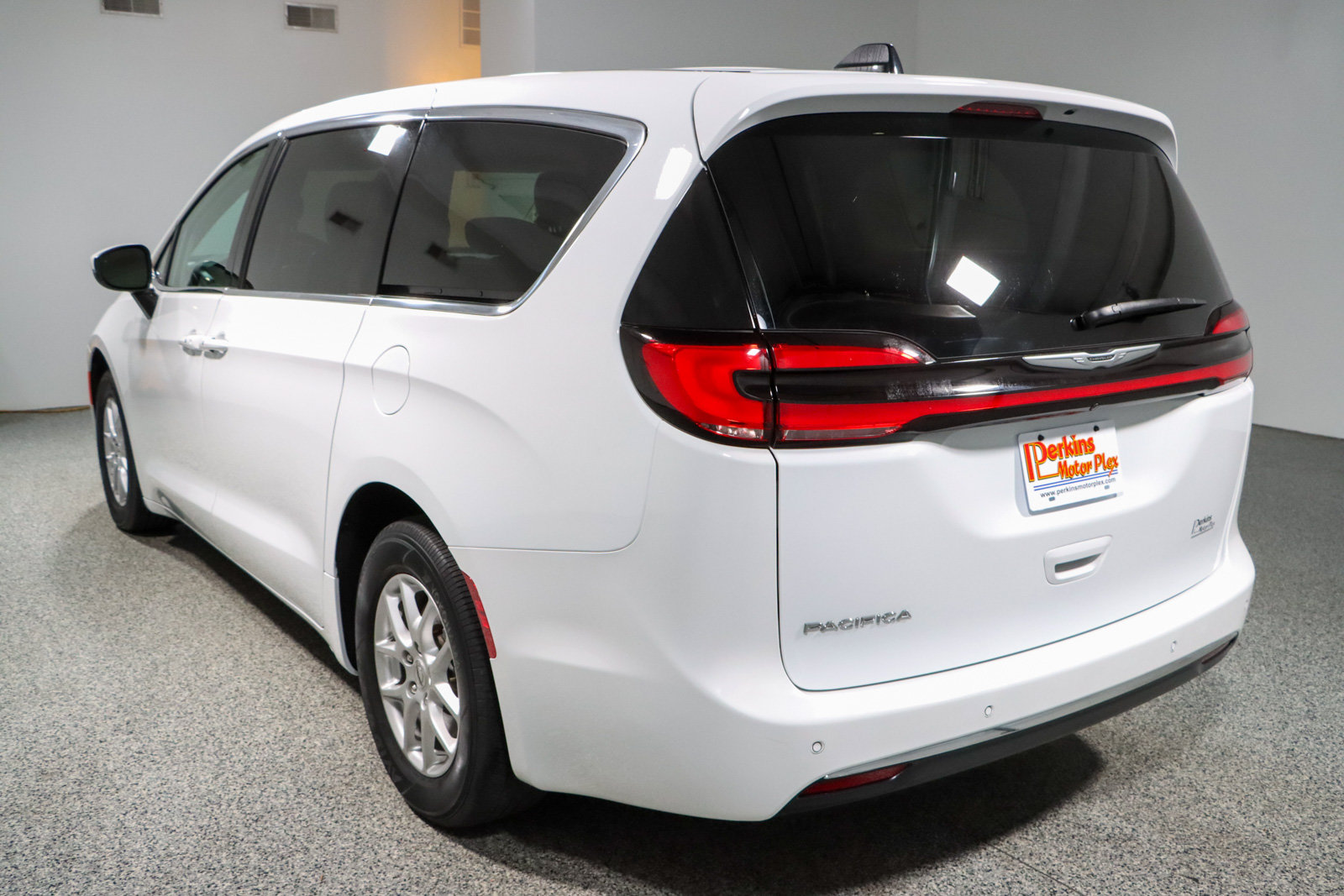 Used 2023 Chrysler Pacifica Touring-L FWD image 9
