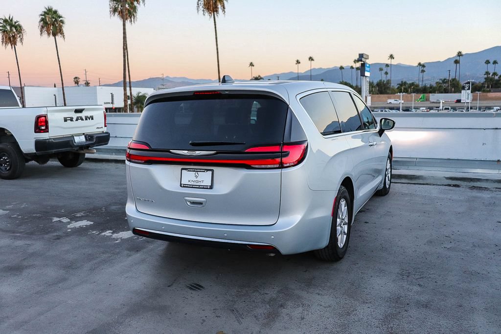 Used 2024 Chrysler Pacifica Touring-L FWD image 9