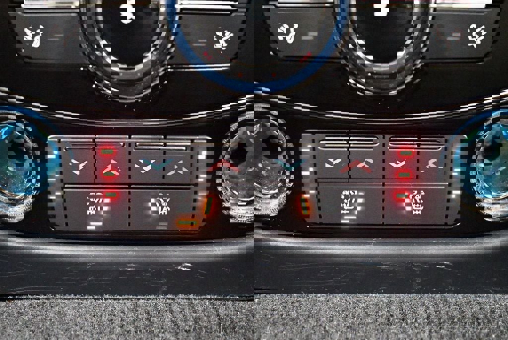 Used 2015 Jaguar XJ image 24