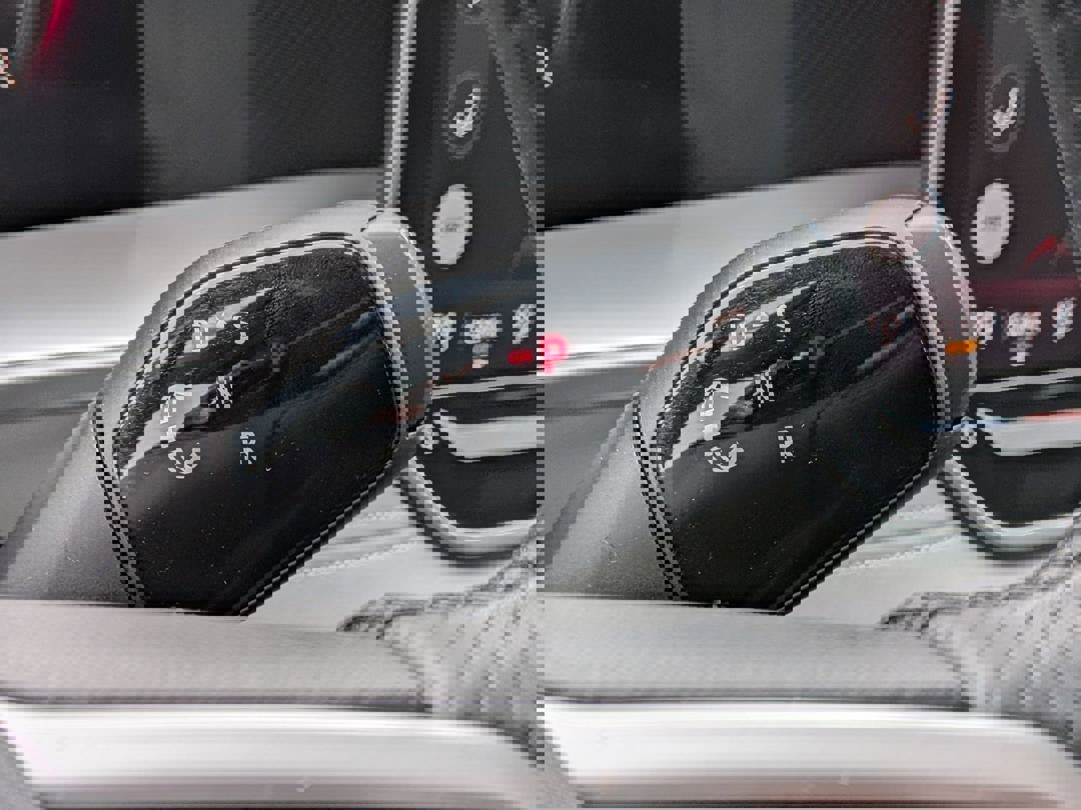 Used 2025 Volkswagen Tiguan SE R-Line image 24