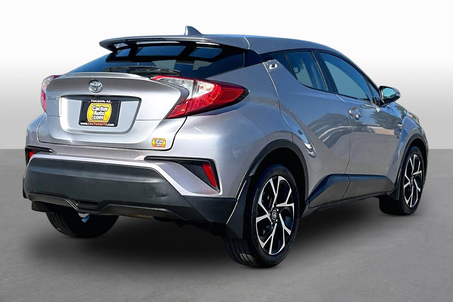 Used 2018 Toyota C-HR XLE FWD image 2