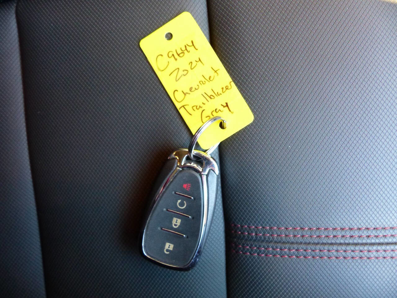 Used 2024 Chevrolet TrailBlazer RS w/ Driver Confidence Package image 43