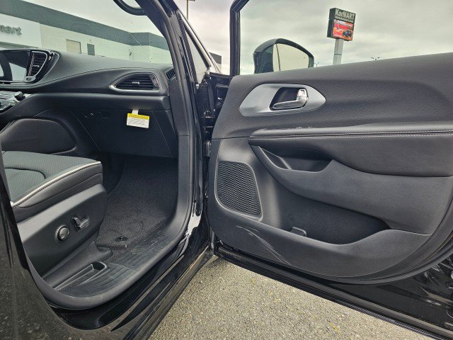 New 2026 Chrysler Pacifica Limited FWD image 12