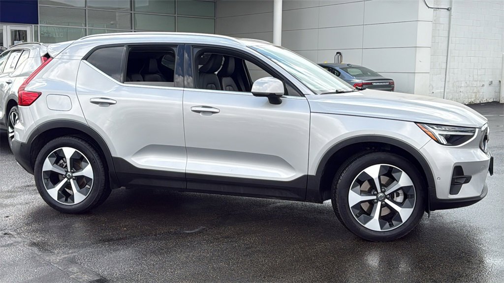 Certified 2025 Volvo XC40 B5 Plus image 2