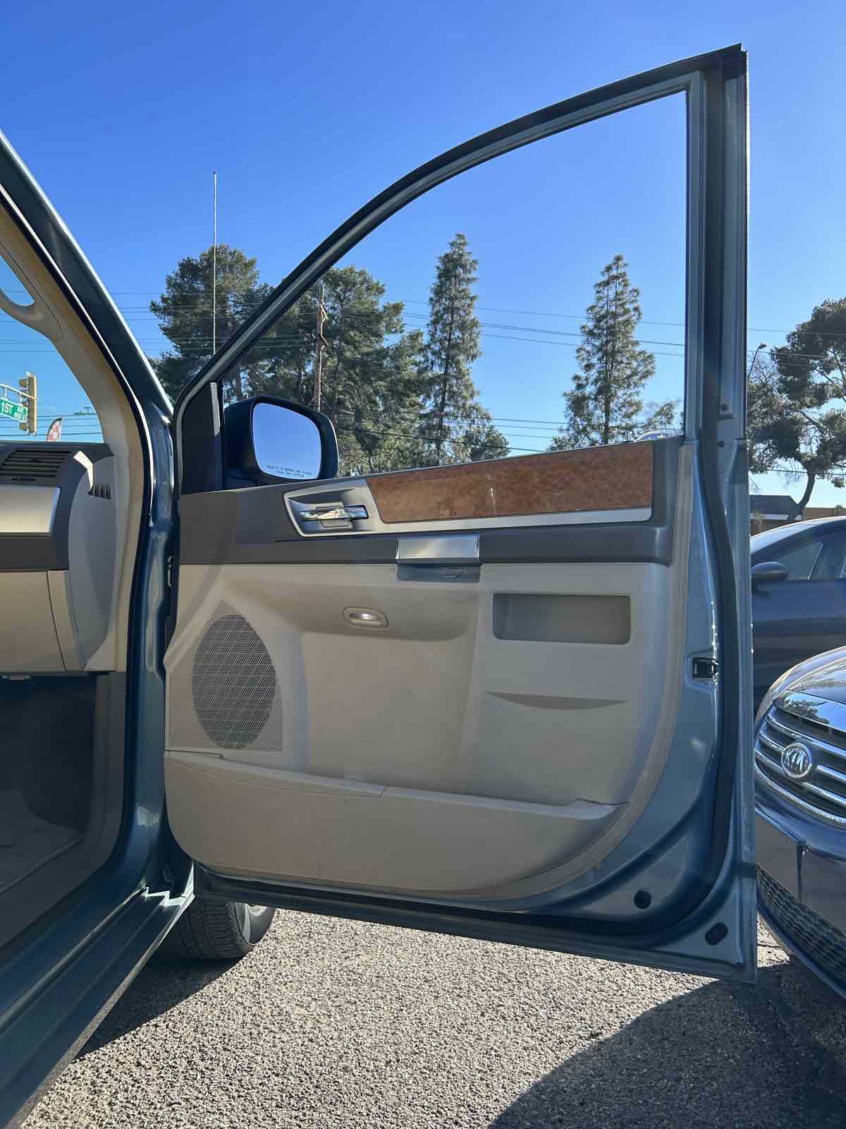 Used 2010 Chrysler Town & Country Limited FWD image 29