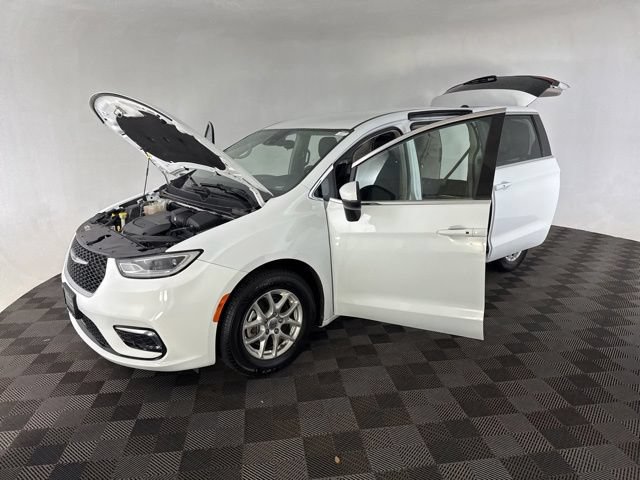 Used 2023 Chrysler Pacifica Touring-L FWD image 10