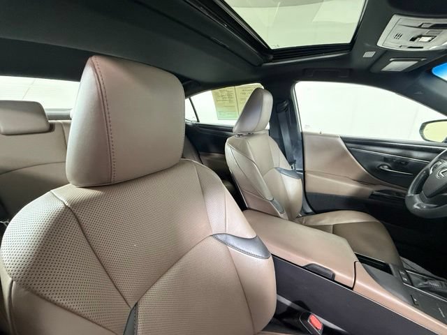 Certified 2022 Lexus ES 300h w/ Premium Package FWD image 32