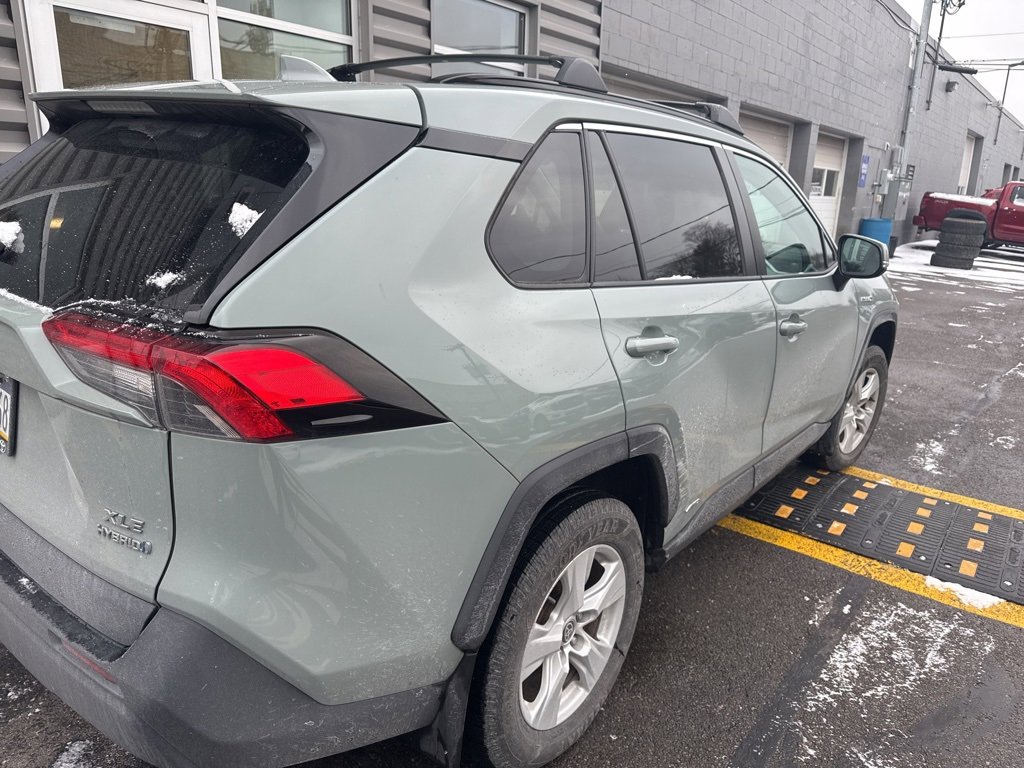 Used 2021 Toyota RAV4 XLE w/ Convenience Package image 4